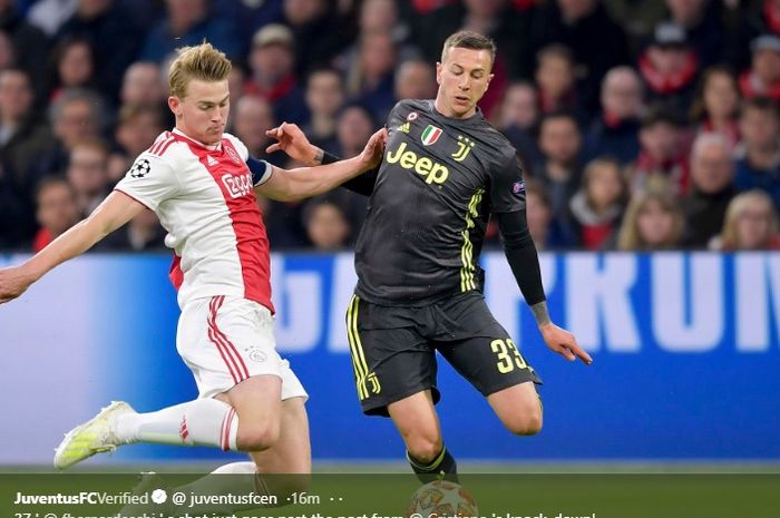 Matthijs de Ligt (kiri) terlibat duel dengan Federico Bernardeschi