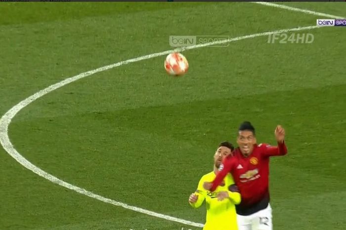 Benturan antara Chris Smalling dan Lionel Messi dalam duel Manchester United versus Barcelona di Olds Trafford, Rabu (10/4/2019)