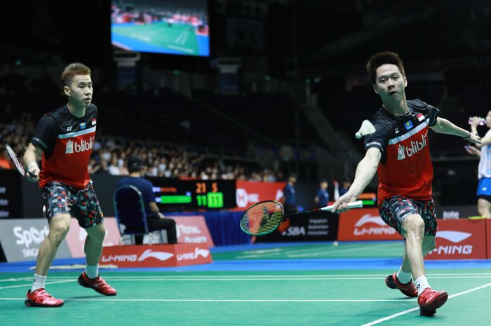 Pasangan ganda putra Indonesia, Marcus Fernaldi Gideon/Kevin Sanjaya Sukamuljo, saat bertanding melawan rekan senegara, Fajar Alfian/Muhammad Rian Ardianto, pada perempat final Singapore Open 2019.