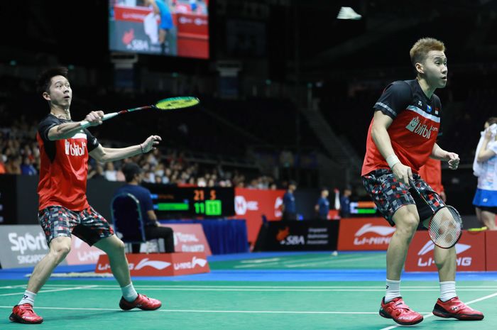 Pasangan ganda putra Indonesia, Marcus Fernaldi Gideon/Kevin Sanjaya Sukamuljo, saat bertanding melawan rekan senegara, Fajar Alfian/Muhammad Rian Ardianto, pada perempat final Singapore Open 2019.