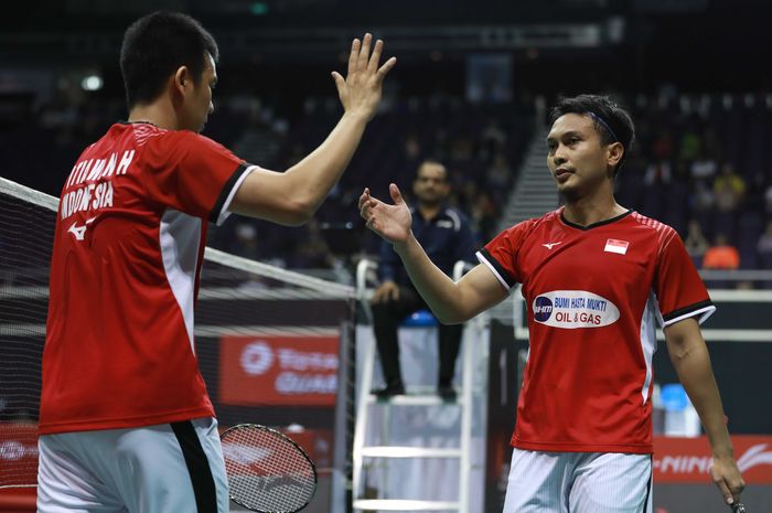 Pasangan ganda putra Indonesia, Mohammad Ahsan/Hendra Setiawan, bersiap melakukan tos seusai memenangi pertandingan atas Goh V Shem/Tan Wee Kiong (Malaysia) pada perempat final Singapore Open 2019.