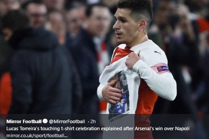 Pemain Arsenal, Lucas Torreira, melakukan selebrasi menyentuh usai cetak gol ke gawang Napoli di Stadion Emirates, Kamis (11/4/2019)