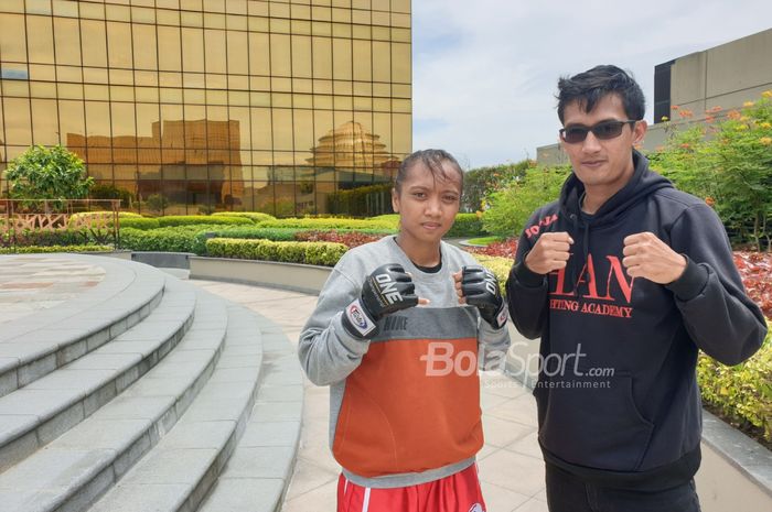 Atlet ONE Championship asal Indonesia, Dwi Ani Retno Wulan, berpose bersama pelatih Senna Saputra di City of Dreams, Hyatt Regency, Manila, Filipina, Kamis (11/4/2019).