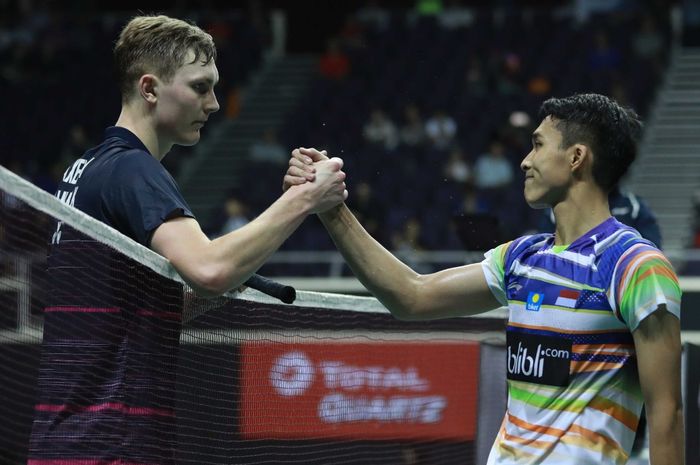 Jonatan Christie (kanan) menjabat tangan Viktor Axelsen (kiri) setelah berduel sengit pada laga perempat final Singapore Open 2019, Jumat (12/4/2019)