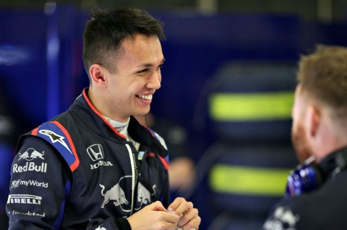 Alexander Albon (Toro Rosso) tengah berdiskusi dengan timnya.