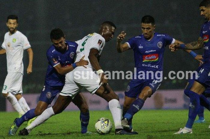 Tiga pemain Arema FC, berebut bola dengan striker Persebaya Surabaya, Amido Balde dalam Final leg kedua Piala Presiden 2019 di Stadion Kanjuruhan Kepanjen, Kabupaten Malang, Jumat (12/4/2019).