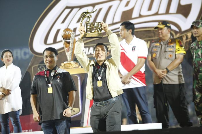 CEO Persija Jakarta, Ferry Paulus saat menerima penghargaan tim fair play dan suporter terbaik kepada The Jak Mania, di Stadion Kanjuruhan, Malang, Jumat (12/4/2019).