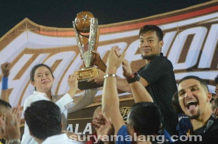 Menteri Puan Maharani menyerahkan trofi Piala Presiden 2019 kepada kapten tim Arema FC, Hamka Hamzah, 12 April 2019 malam. Arema FC berhasil keluar sebagai pemenang usai mengalahkan Persebaya dengan skor 2-0 di Stadion Kanjuruhan Malang.