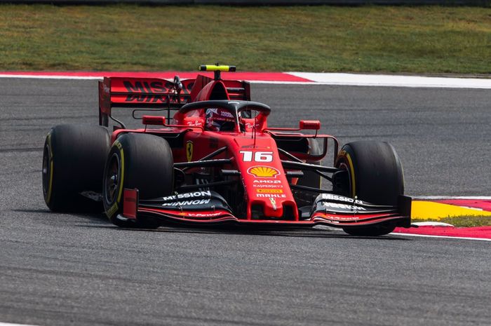 Pembalap Ferrari, Charles Leclerc, memacu mobilnya di GP China, Minggu (14/4/2019).