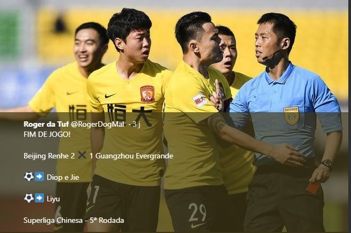 Striker Guangzhou Evergrande, Gao Lin mencoba menghalangi wasit Di Wang memberikan kartu merah ke Paulinho saat mereka dijamu Beijing Renhe pada lanjutan Liga Super China 2019, 14 April 2019. 