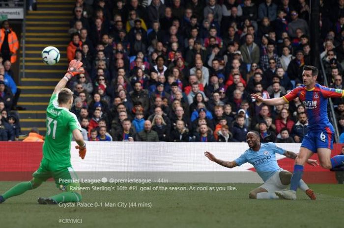 Winger Manchester City, Raheem Sterling (tengah), mencetak gol, dalam laga pekan ke-34 Liga Inggris kontra Crystal Palace di Selhurst Park, Minggu (14/4/2019).