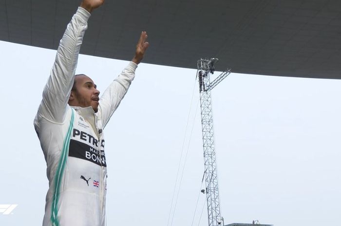 Lewis Hamilton, melakukan selebrasi usai memenangi F1 China 2019, Minggu (14/4/2019)