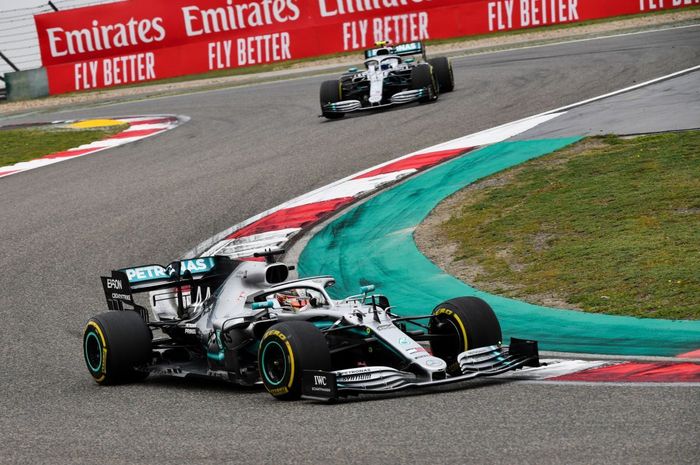 Dua pembalap Mercedes, Lewis Hamilton dan Valtteri Bottas, finish satu dua di GP Shanghai, Minggu (14/4/2019).
