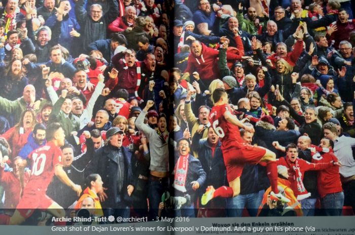 Sebuah majalah yang menunjukkan foto selebrasi Dejan Lovren saat berhasil membawa Liverpool mengalahkan Borussia Dortmund pada babak semifinal Liga Europa di Stadion Anfield, 14 April 2016.