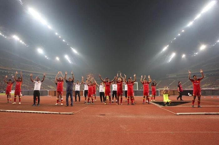 Para pemain Selangor FA memberikan penghormatan seusai ditahan Perak FA pada pekan kesembilan Liga Super Malaysia 2019, 12 April 2019. 