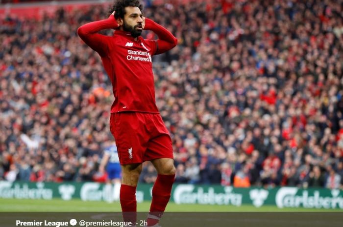 Pemain Liverpool, Mohamed Salah, merayakan golnya ke gawang Chelsea di Anfield, Minggu (14/4/2019)