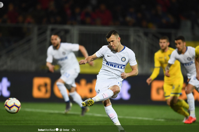 Penyerang sayap Inter Milan, Ivan Perisic, mencetak gol via penalti pada laga pekan ke-32 Liga Italia melawan Frosinone, Minggu (14/4/2019).