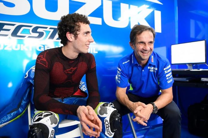 Manajer Suzuki Ecstar, Davide Brivio (kanan) bersama pembalapnya Alex RIns (kiri)