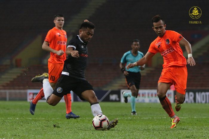 Pemain Pahang FA, Saddil Ramdani, saat berhadapan dengan pemain PKNS FC di Stadion Shah Alam, Selangor, Minggu (14/4/2019).