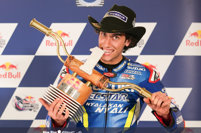 Alex RIns (Suzuki Ecstar) berpose seusai memenangkan MotoGP Americas 2019, Minggu (14/4/2019).