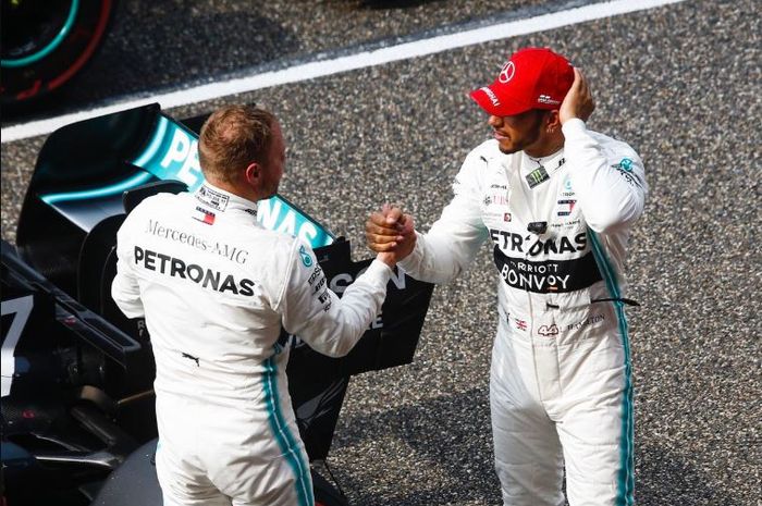 Dua pembalap Mercedes, Lewis Hamilton (Kanan) dan Valtteri Bottas (Kiri) usai menangi F1 China 2019, Minggu (14/4/2019)