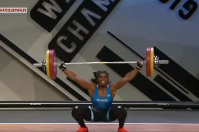 Atlet angkat besi asal Prancis, Ga&euml;lle Nayo-Ketchanke, berpartisipasi dalam ajang European Weightlifting Championships pada Sabtu (13/4/2019) di Batumi, Georgia.