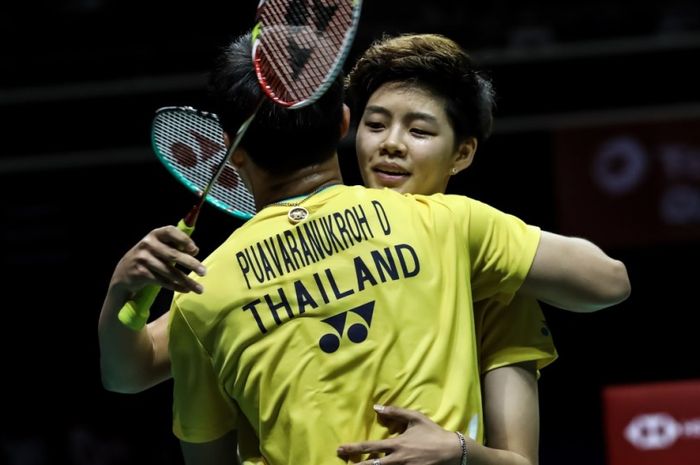 Pasangan ganda campuran Thailand, Dechapol Puavaranukroh/Sapsiree Taerattanachai, berpelukan seusai berhasil menjadi juara Singapore Open 2019, di Singapore Indoor Stadium, Kallang, Minggu (14/4/2019)&gt;