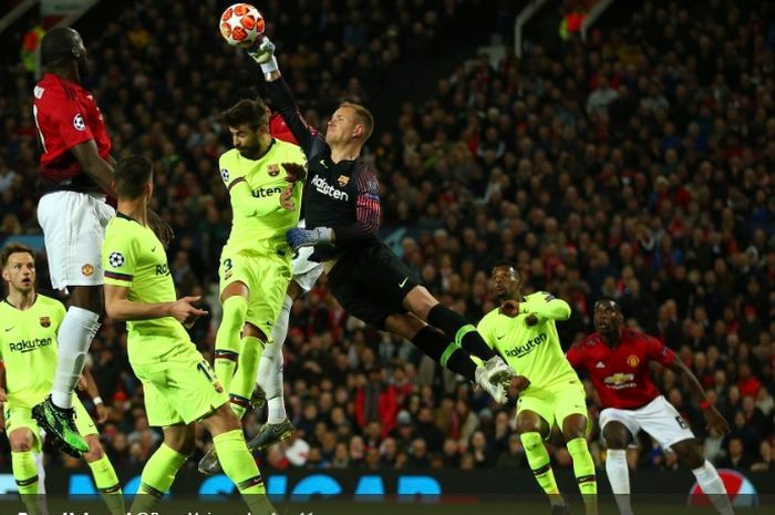 Kiper Barcelona, Marc-Andre  ter Stegen melakukan penyelamatan saat Barcelona bertandang ke markas Manchester United , dalam laga leg pertama perempat final Liga Champions