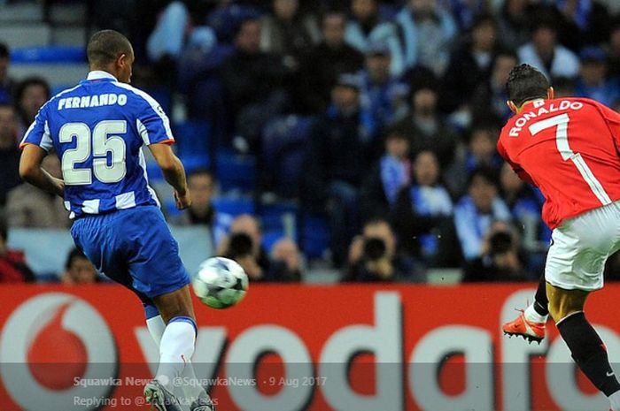 Aksi Cristiano Ronaldo (kanan) yang berbuah gol saat pertandingan Manchester City melawan Porto pada babak perempat final Liga Champions di Estadio do Dragao, 16 April 2009.