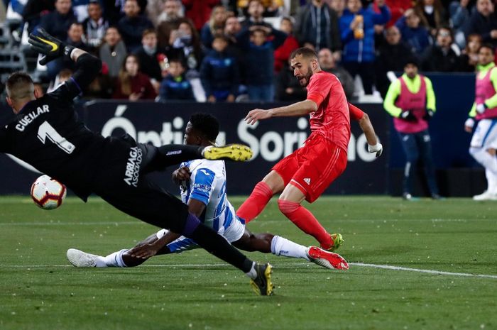 Striker Real Madrid, Karim Benzema saat mencetak gol ke gawang Leganes dalam lanjutan pekan ke-32 Liga Spanyol, Senin (15/4/2019).