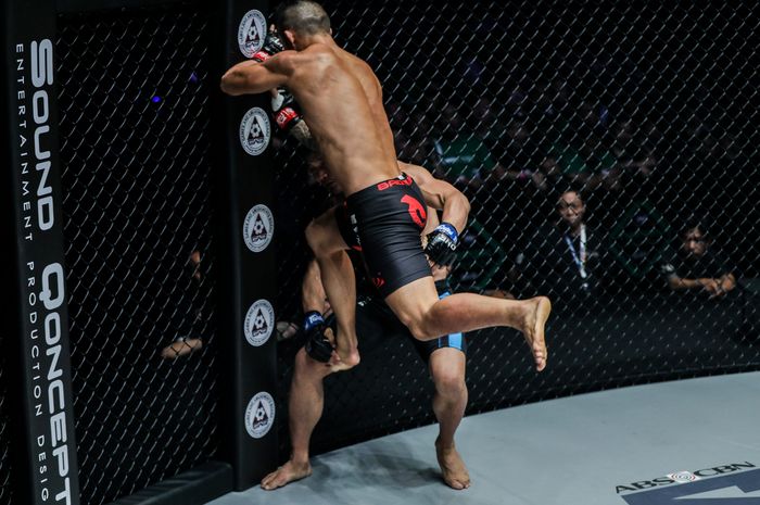 Atlet ONE Championship keturunan Australia dan Vietnam, Martin Nguyen, melepaskan sepakan lutut ke arah atlet Mongolia, Narantungalag Jadambaa.