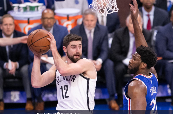 Joe Harris (kiri), saat membela Brooklyn Nets melawan Philadelphia 76ers pada gime kedua babak Playoff NBA 2019, di Wells Fargo Center, Philadelphia, AS, Senin (15/4/2019).