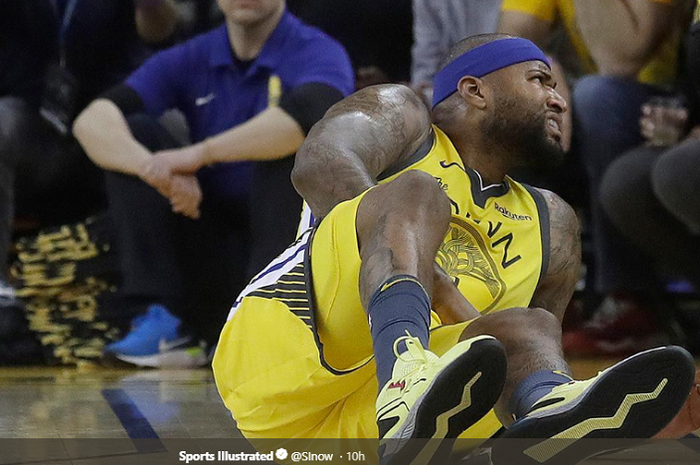 Pebasket Golden State Warriors, DeMarcus Cousins, terjatuh dan alami cedera pada paha kaki kirinya, saat menjamu Los Angeles Clippers di Oracle Arena pada gim kedua babak pertama Playoff NBA 2019, Senin (15/4/2019).