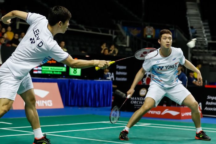 Pasangan ganda putra Korea Selatan, Lee Yong-dae (kiri)/Kim Gi-jung, saat bertanding pada babak kedua Singapore Open 2019, di Singapore Indoor Stadium, Kamis (11/4/2019).