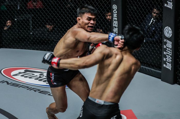 Atlet ONE Championship asal Indonesia, Eko Roni Saputra (kiri), melawan atlet Singapura, Niko Soe, dalam laga ONE: Roots of Honor di Manila, Filipina, Jumat (12/4/2019).