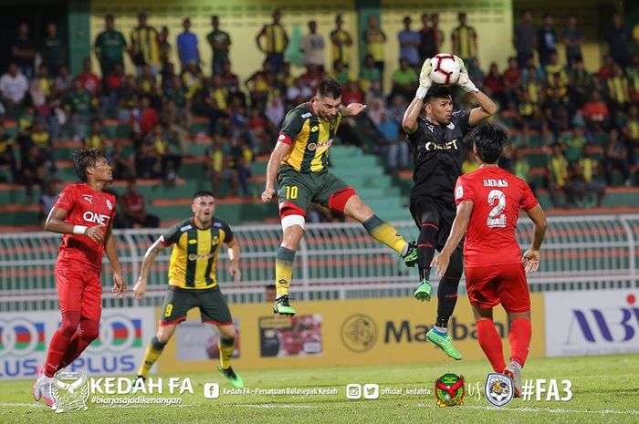 Penyerang Kedah FA, Jonathan Bauman melompat bersama kiper Petaling Jaya City FC pada laga putaran kedua Piala FA Malaysia 2019, 16 April 2019. 