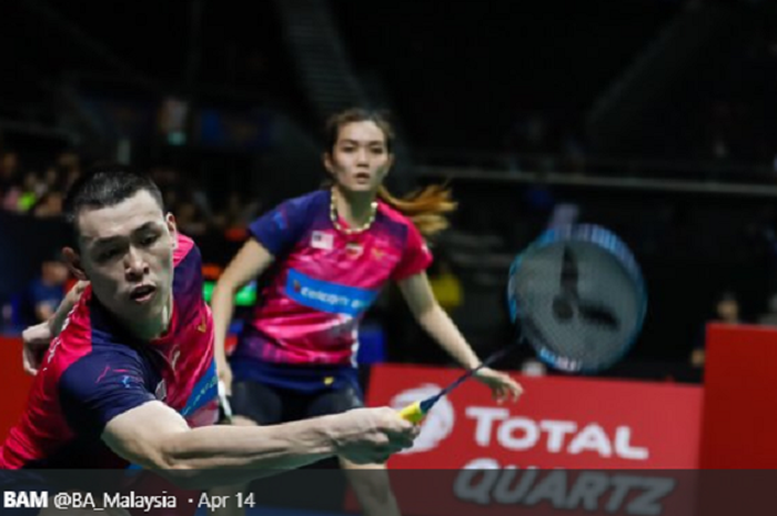 Pasangan ganda campuran Malaysia, Tan Kian Meng/Lai Pei Jing, saat berthadapan dengan Dechapol Puavaranukroh/Sapsiree Taerattanachai (Thailand) pada final Singapore Open 2019, di Singapore Indoor Stadium, Minggu (14/4/2019).