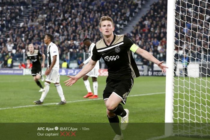 Bek sekaligus kapten Ajax Amsterdam, Matthijs de Ligt, merayakan gol yang dicetak ke gawang Juventus dalam laga leg kedua perempat final Liga Champions di Stadion Allianz, Turin, Selasa (16/4/2019).