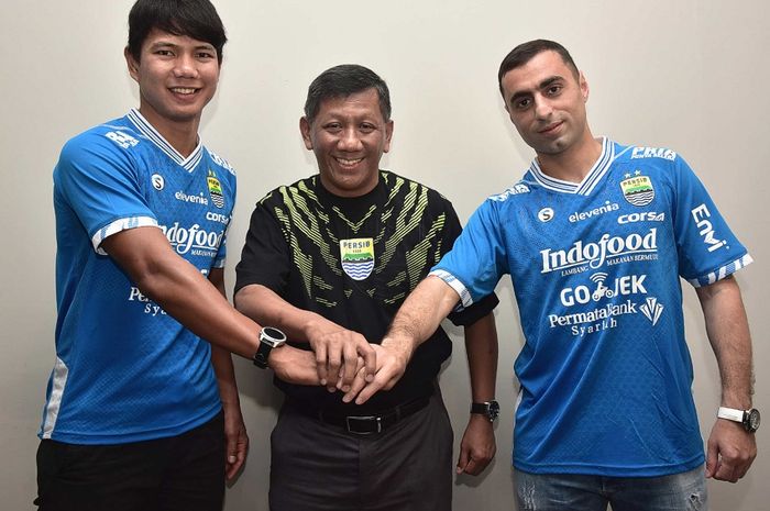 Achmad Jufriyanto (kiri) dan Artur Gevorkyan (kanan) diperkenalkan Komisaris PT Persib Bandung Bermartabat di Graha Persib, Kota Bandung, Kamis (18/4/2019).