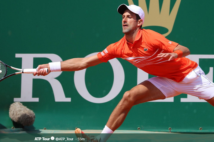 Novak Djokovic (Serbia) saat mengembalikan bola ke arah Taylor Fritz (Amerika Serikat) pada babak 16 besar Monte-Carlo Masters 2019, di Monte -Carlo Country Club, Prancis, Kamis (18/4/2019).