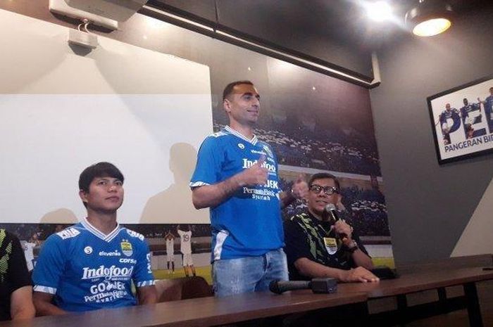 Pemain anyar Persib Artur Gevorkyan saat diperkenalkan ke publik