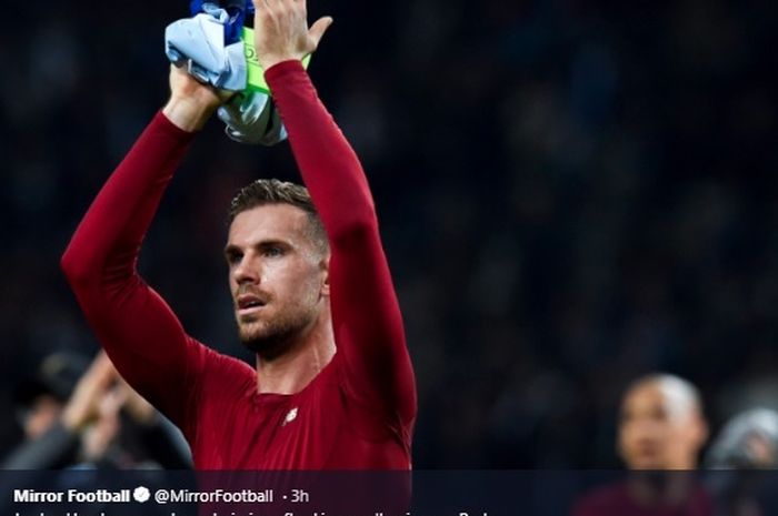 Kapten Liverpool, Jordan Henderson, memberikan sambutan kepada pendukung The Reds usai pertandingan melawan FC Porto