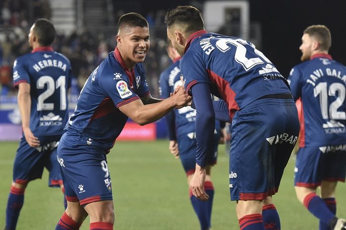 Penyerang Huesca, Cucho Hernandez (kedua dari kiri), melakukan selebrasi.