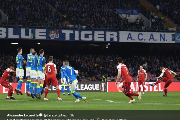 Sepakan bebas Alexander Lacazette yang membuat Arsenal unggul 1-0 atas Napoli  pada pertemuan kedua perempat final Liga Europa