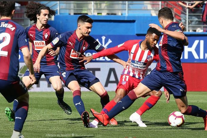 Sayap Atletico Madrid, Thomas Lemar, beraksi dalam laga pekan ke-35 Liga Spanyol kontra Eibar di Stadion Municipal di Ipurua, 20 April 2019.