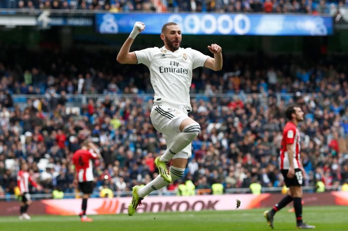 Penyerang Real Madrid, Karim Benzema, merayakan golnya dalam laga pekan ke-33 Liga Spanyol kontra Athletic Bilbao di Stadion Santiago Bernabeu, 21 April 2019.