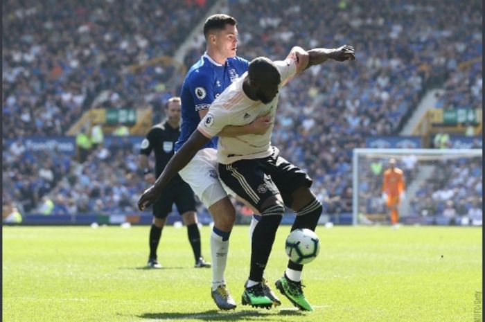 Striker Manchester United, Romelu Lukaku, dalam partai melawan Everotn di Goodison Park, Minggu (21/4/2019)