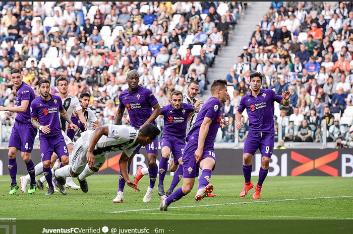 Bek kiri Juventus, Alex Sandro, mencetak gol dalam laga melawan Fiorentina pada pekan ke-33 Liga Italia, Sabtu (20/4/2019) di Allianz Stadium Turin.