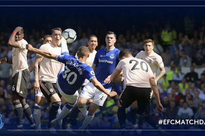 Pemain Everton melepas tembakan salto yang membobol gawang Manchester United pada Minggu (21/4/2019).