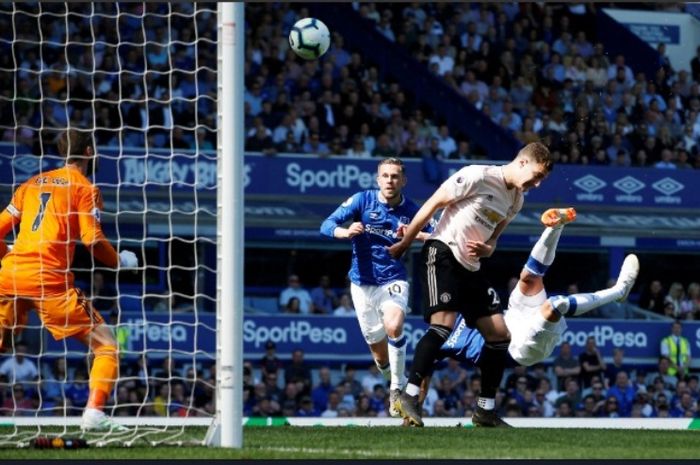 Striker Everton, Richarlison, mencetak gol akrobatik ke gawang Manchester United dalam lanjutan Liga Inggris di Goodison Park, Minggu (21/4/2019)